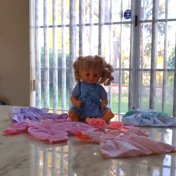 NWOT. Doll and Her Five Color Outfits and Hair Accessories Set. - Picture 4 of 5